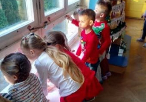 Dzieci wypatrują przez okno Mikołaja